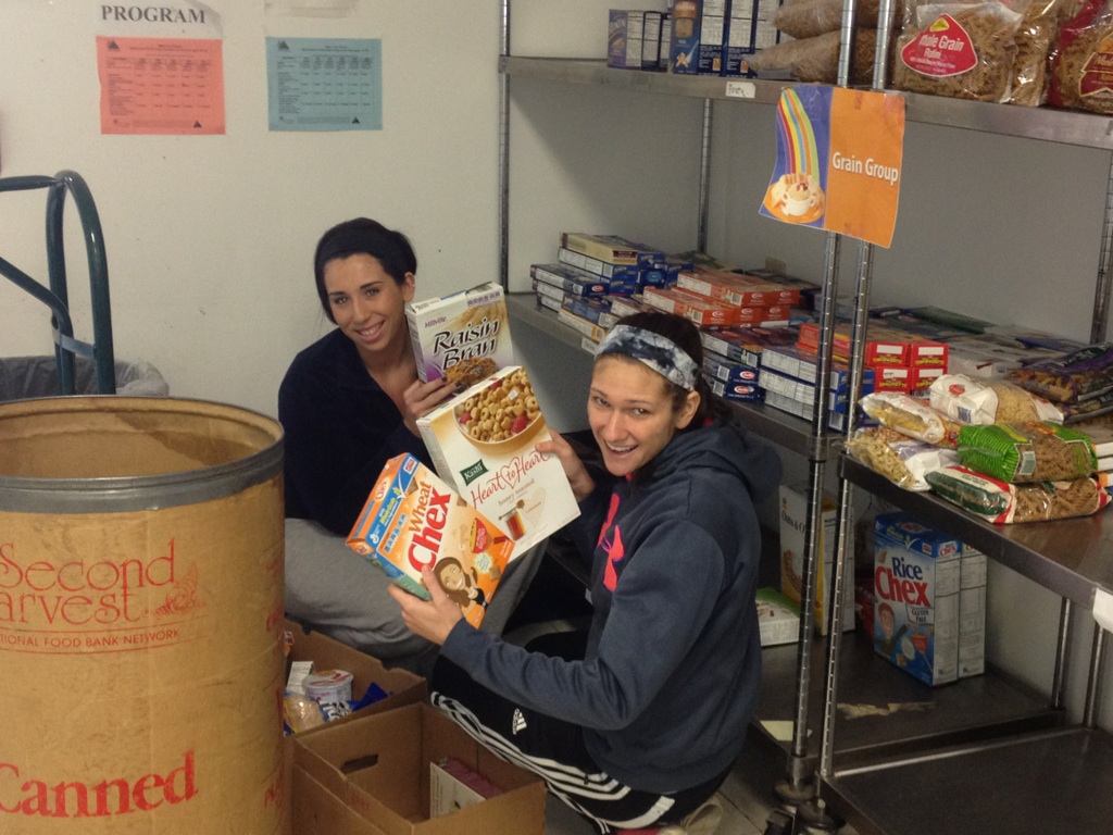 Women&rsquo;s Basketball Helps Create Shopping Experience for Senior Citizens at  Western Mass. Food Bank