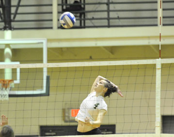 Regis Outlasts Womens Volleyball, 3-1