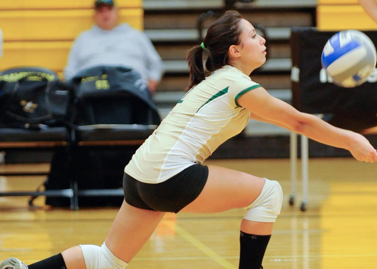 Women&rsquo;s Volleyball Drops Heartbreaker at University of St. Joseph (Conn.), 3-2