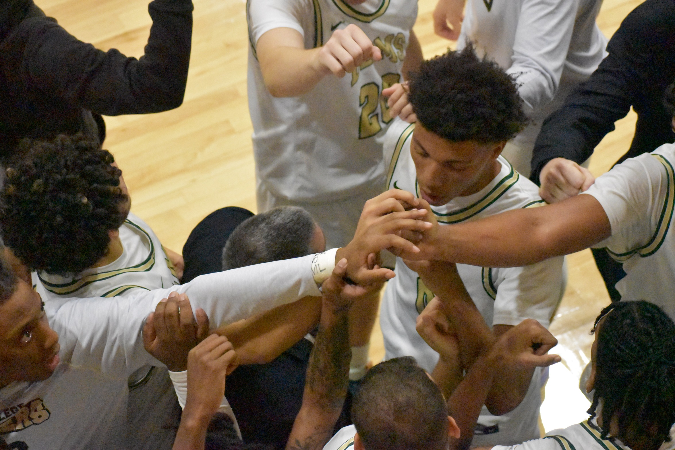 Blazers Outlasted by the Bantam