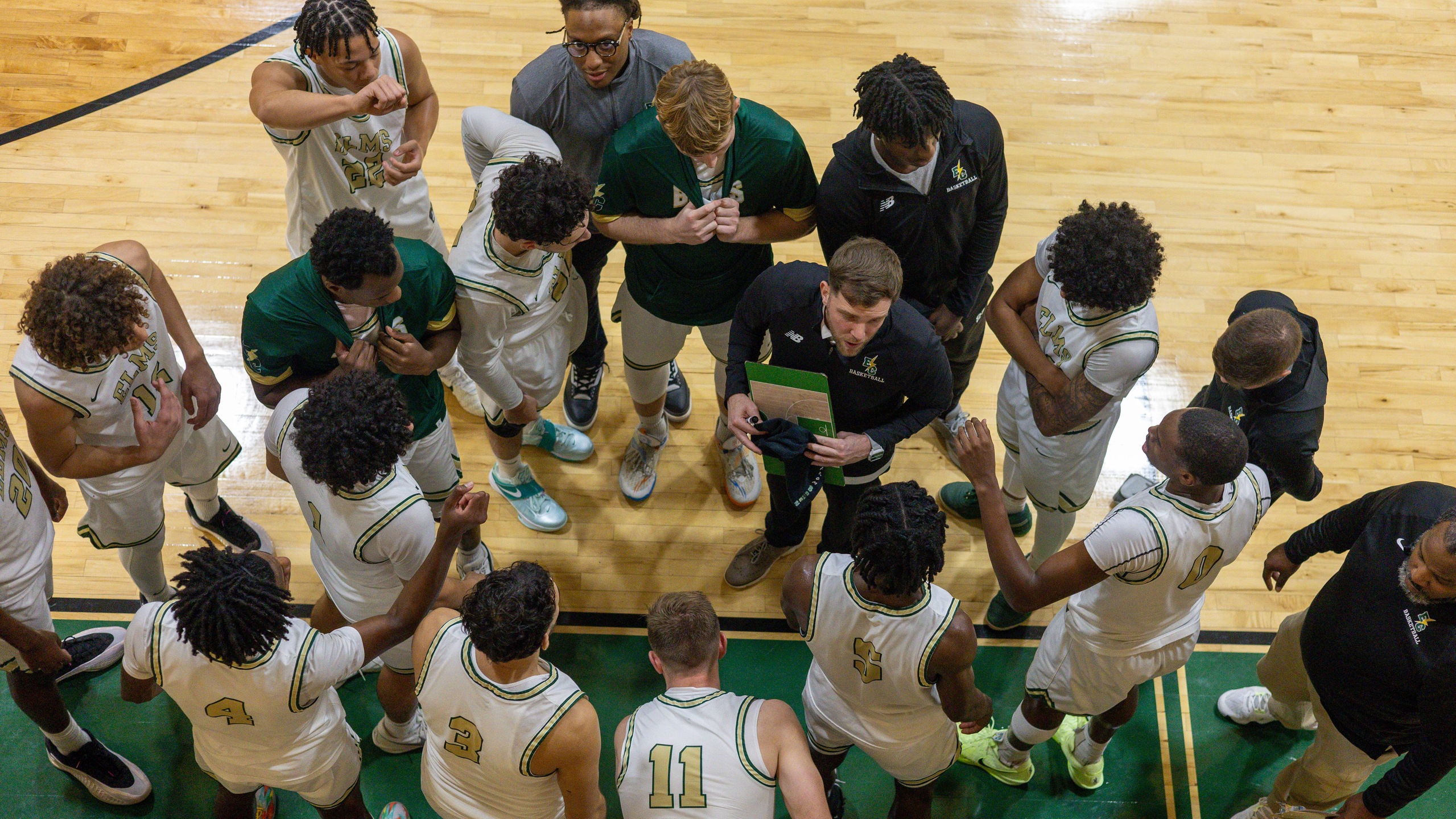 Men's Hoops Lose to Amherst in Invitational Championship Game