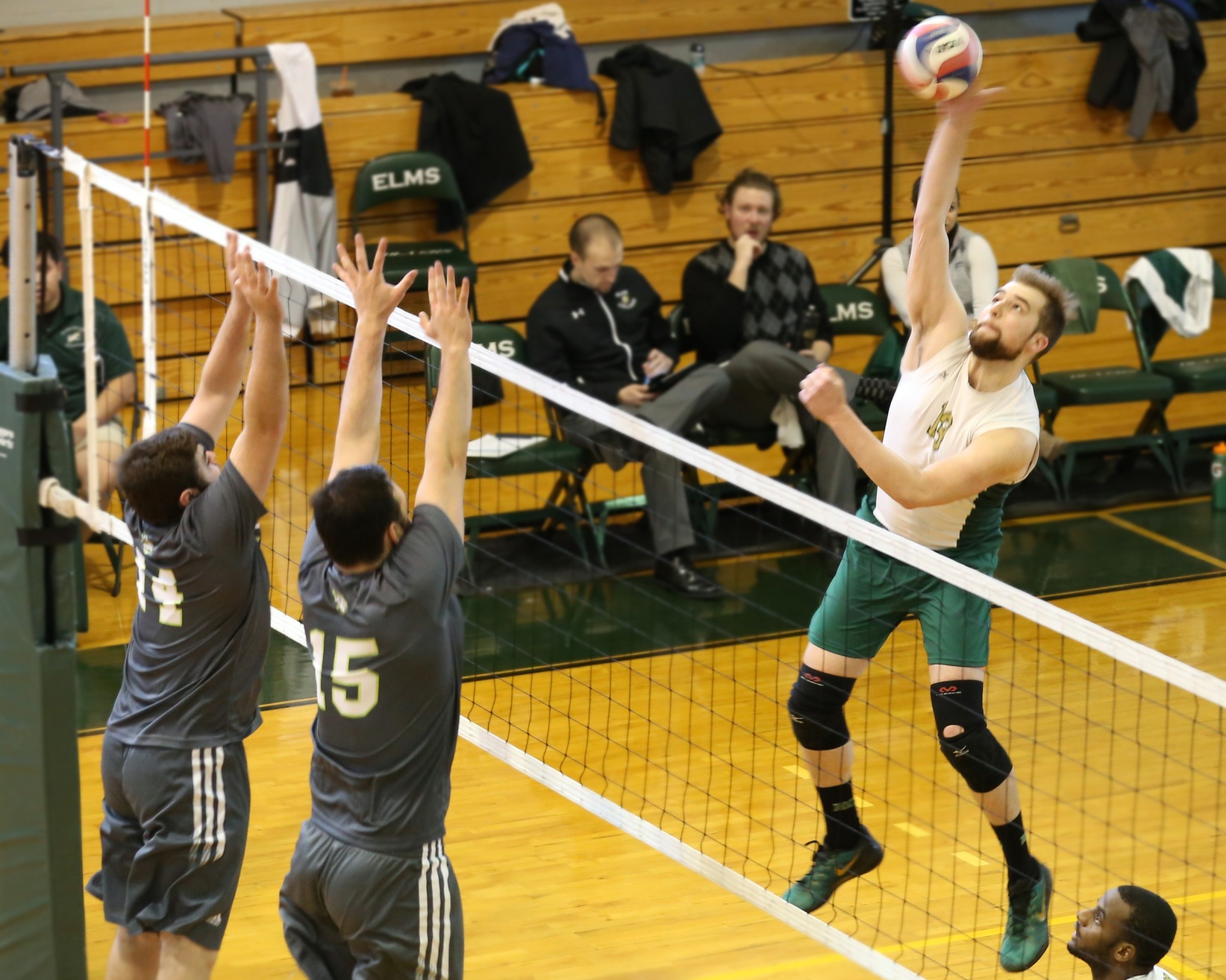Men's Volleyball Sweeps Newbury
