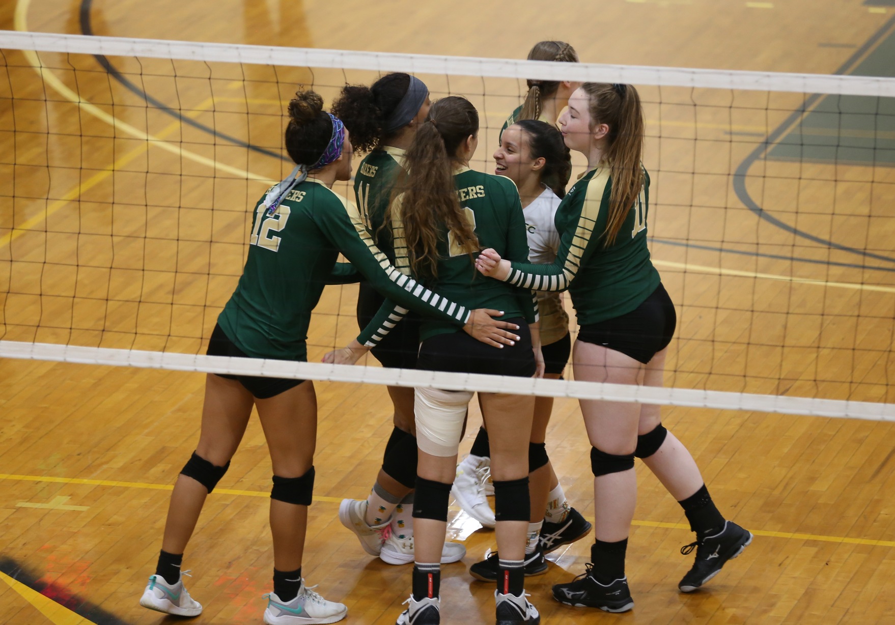 Women&rsquo;s Volleyball Shocks Connecticut College in Four Sets